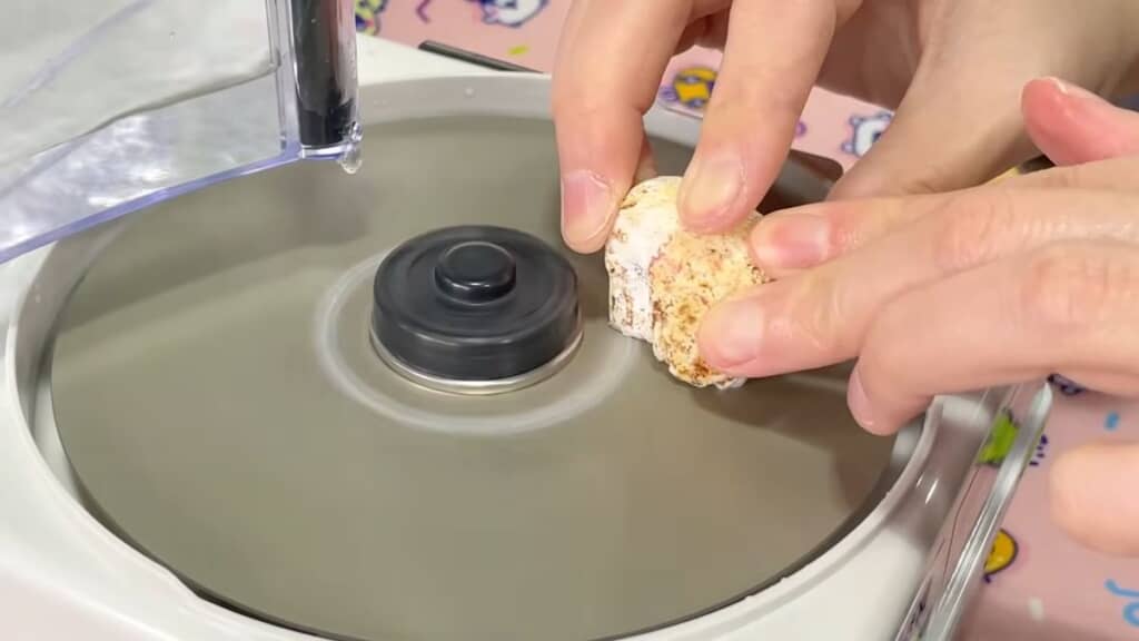 平面研磨機でメノウを磨く様子