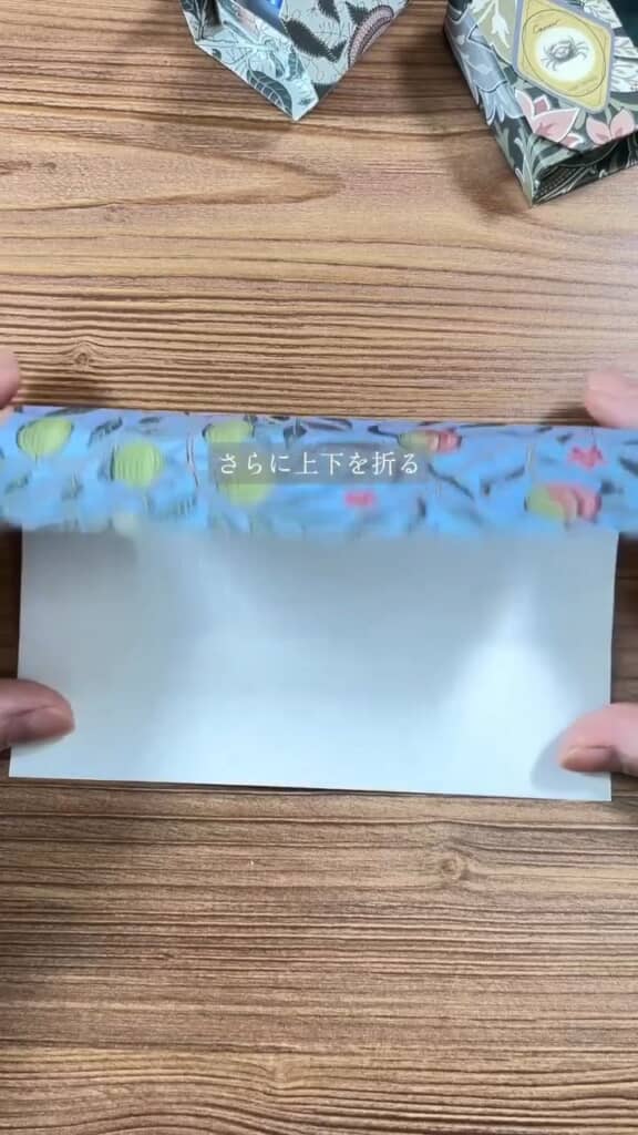 材料は折り紙1枚だけ。折りグセを付けてから本格的に折り始めます