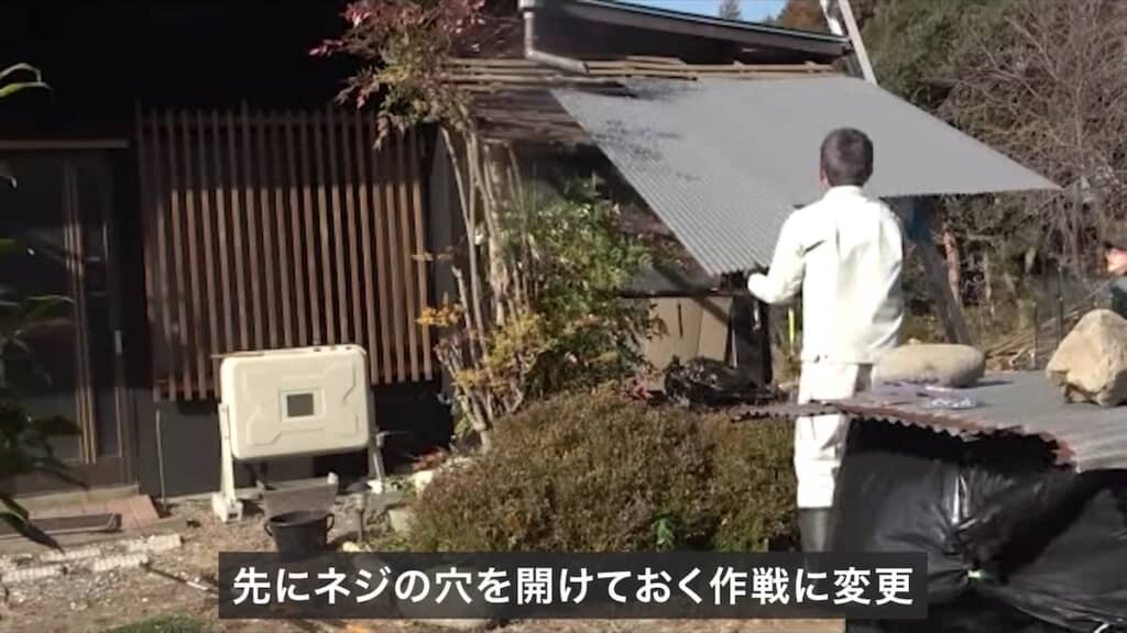 夫と協力してトタン交換