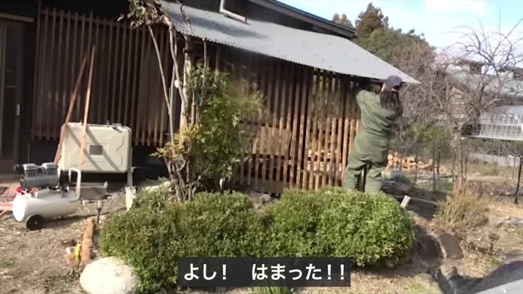 娘と一緒に水場の前に設置