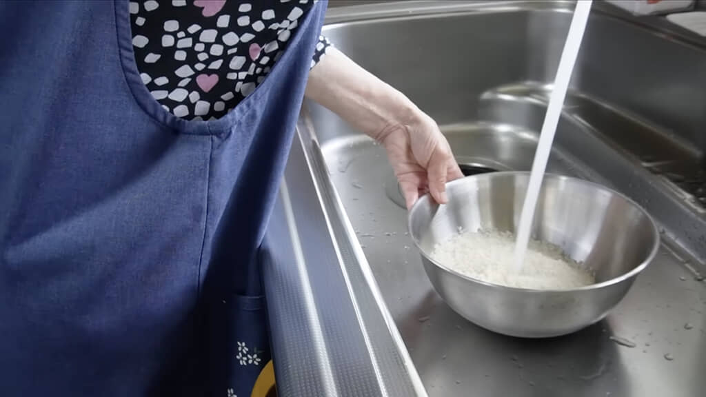 まずはお米をとぎます