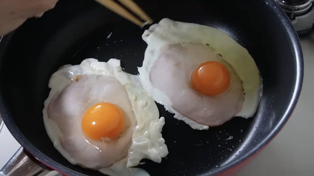 ハムエッグも焼いて……