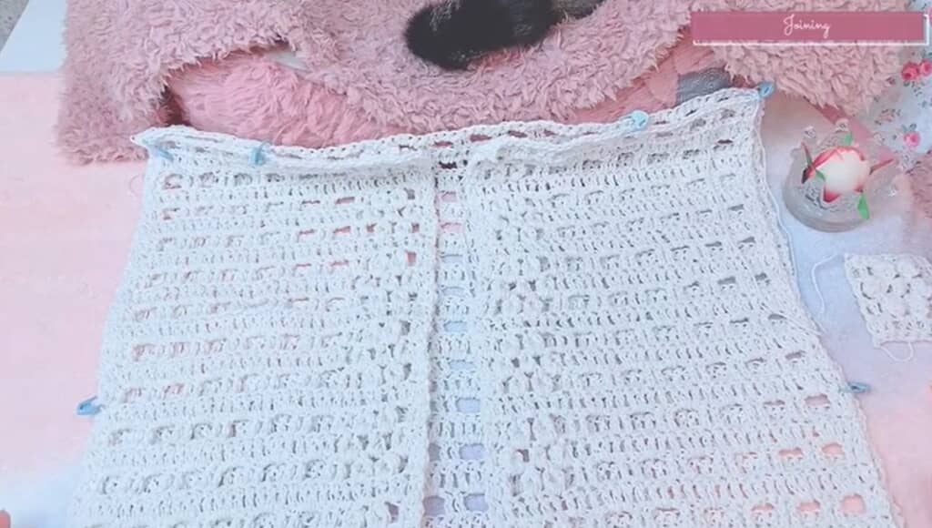 後ろ身頃と前身頃をつなげます