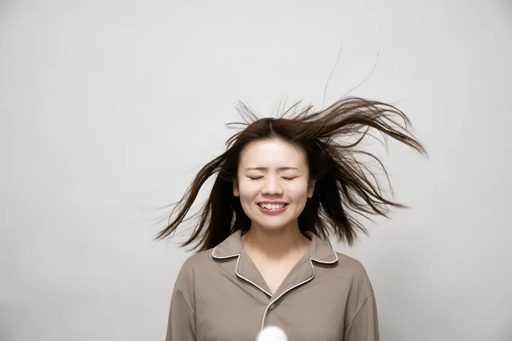 女性がゴリラのひとふきを使用している
