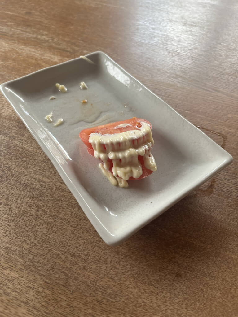 入れ歯に見えてしまった食べかけのトマト