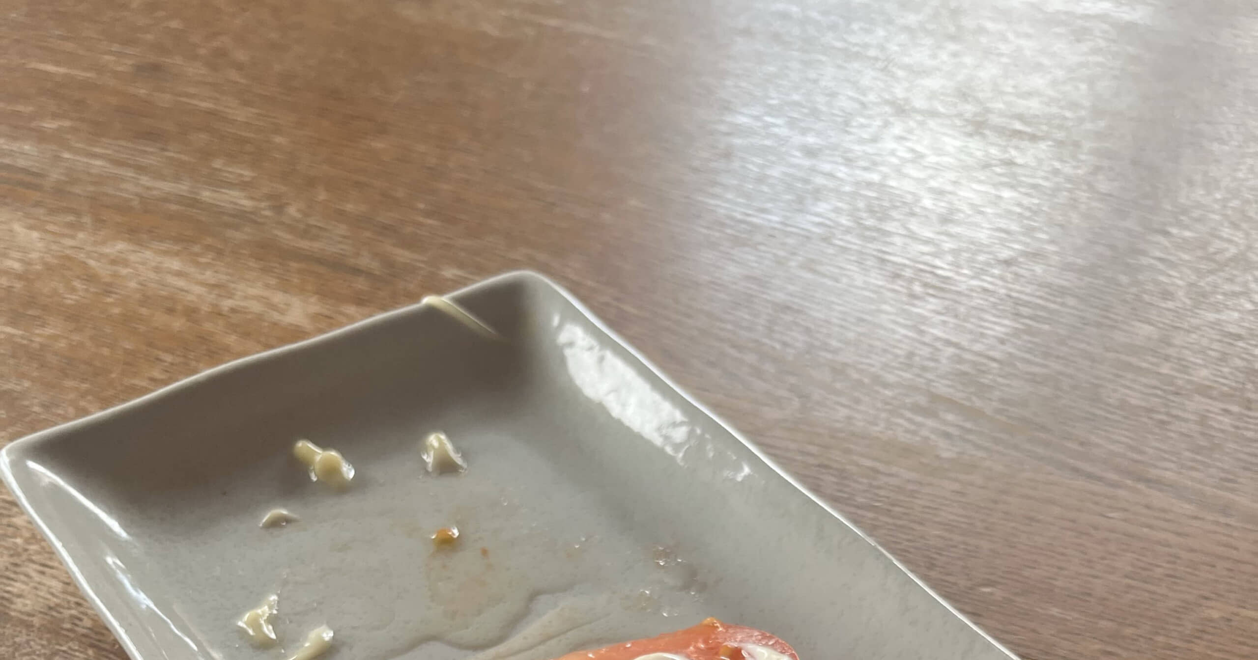 朝、起きた妻が絶句→夫の“食べかけトマト”がどう見ても……「怖い怖い怖い」「見事な擬態」「だまし絵？」（1/3） | ライフスタイル ねとらぼ