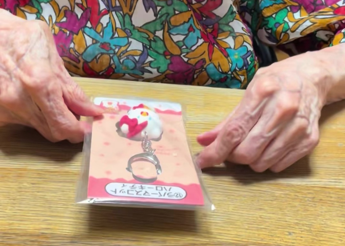 高島屋に10年勤めた91歳おばあちゃん→メルカリで送るキーホルダーをラッピングしたら……「オシャレで器用」「こんなおばぁになりたい」(1/3) | ライフスタイル ねとらぼ