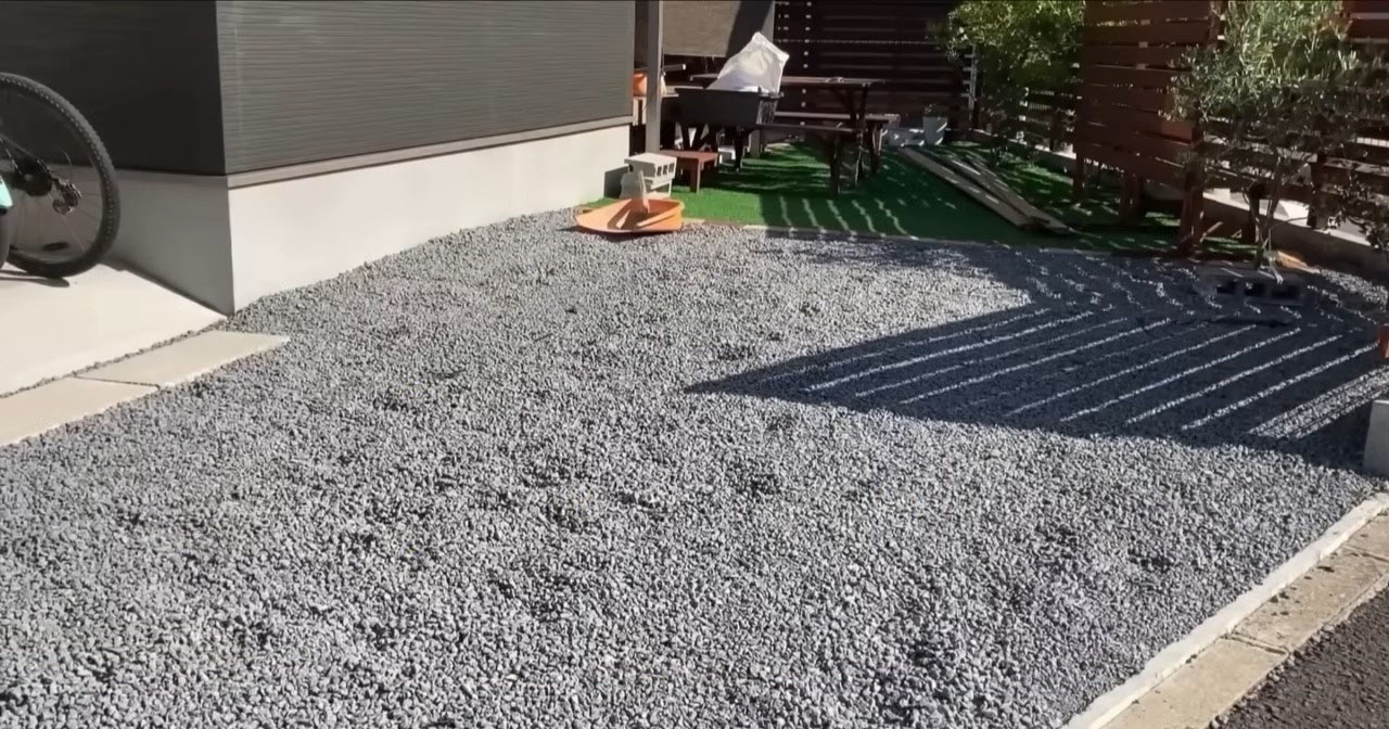 家の前は“大量の砂利だらけ”→1人でDIYして4年後…… 雰囲気ガラリ「ここまでできるものなのですね」「あっぱれ!」(1/3) | リフォーム・リノベーション・DIY ねとらぼ