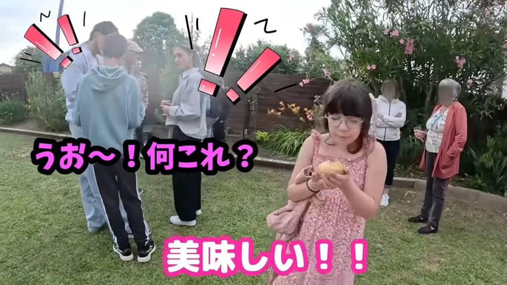 ピザまんを食べて驚くフランスの少女と周囲の人々、うお〜何これ美味しいの反応