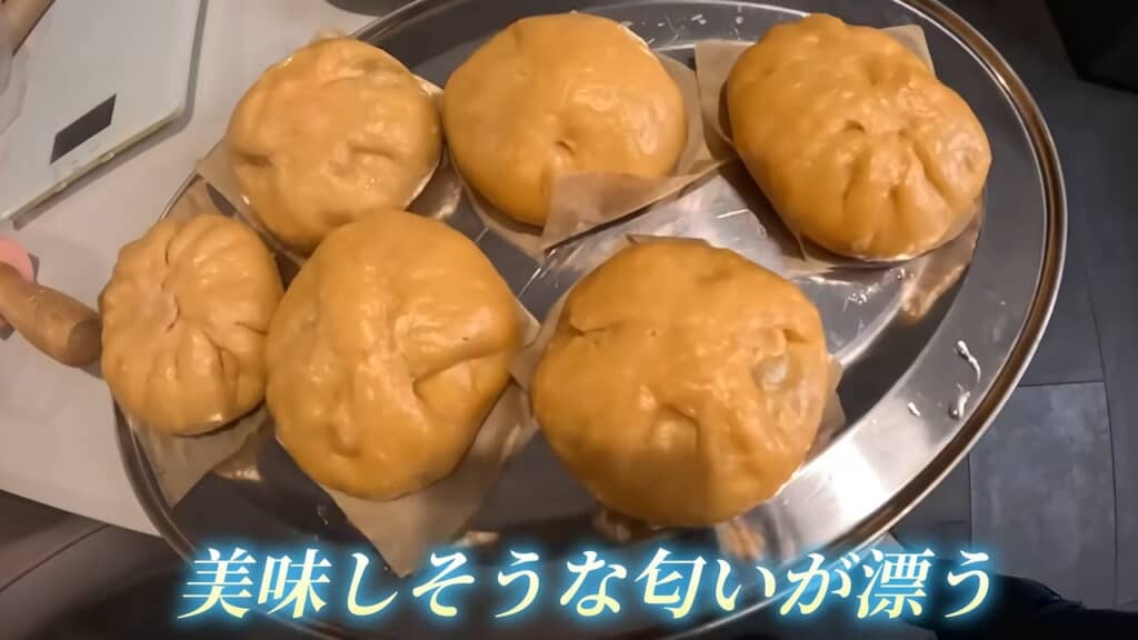 蒸し上がったピザまん6個を皿に並べた様子、美味しそうな匂いが漂うの文字