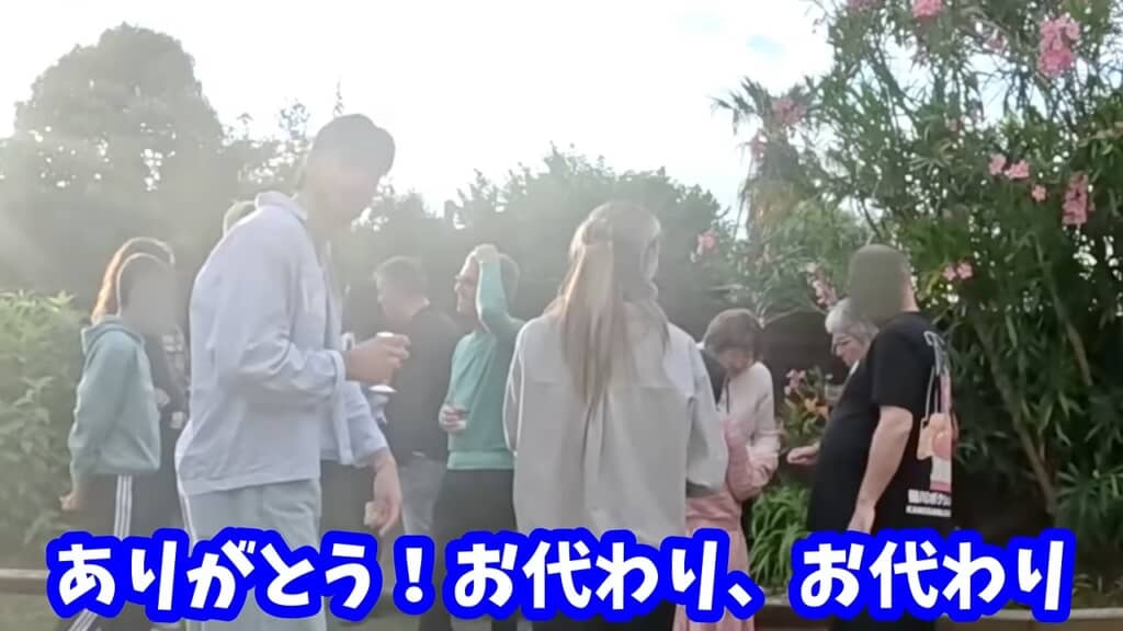 庭でお代わりを求めるフランスの人々、ありがとうお代わりの文字