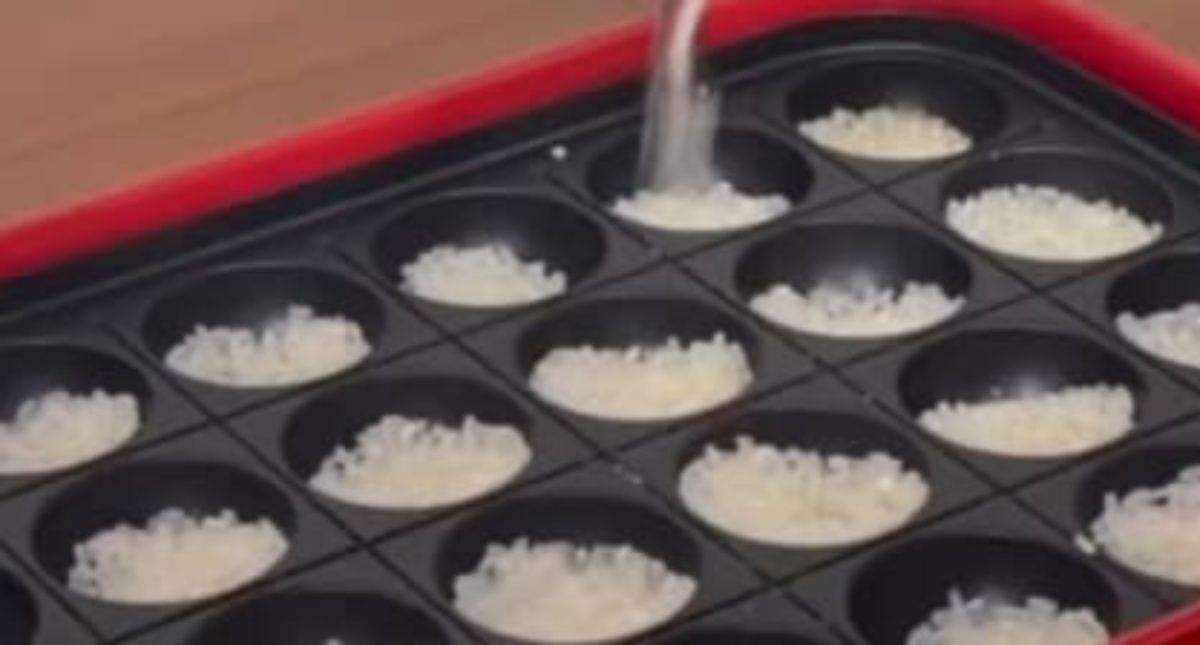たこ焼き器に生米を入れて焼くと…… 100万再生された“じゃない使い方”に「すごいアイデアですね」「天才」(1/3) | グルメ ねとらぼ