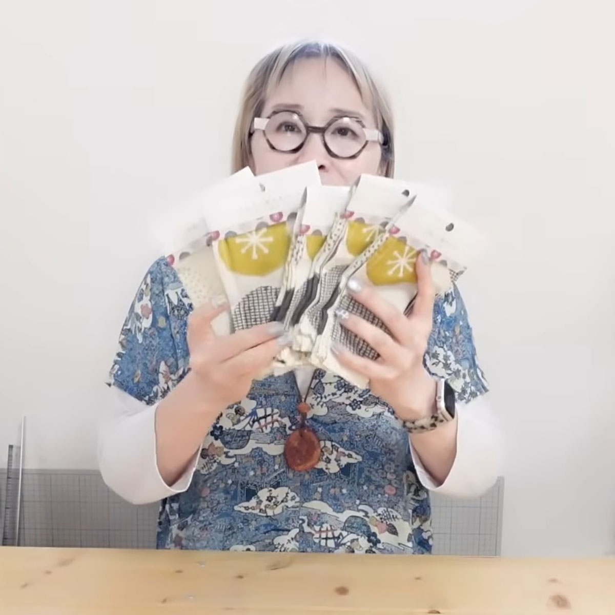 セリアの手ぬぐい5枚、1カ所だけ切って縫い合わせると…… 「すごいすごい」「天才」「ぜひ作りたい!」 | ハンドメイド ねとらぼ