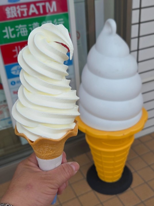 ソフトクリームサインと並んでパチリ