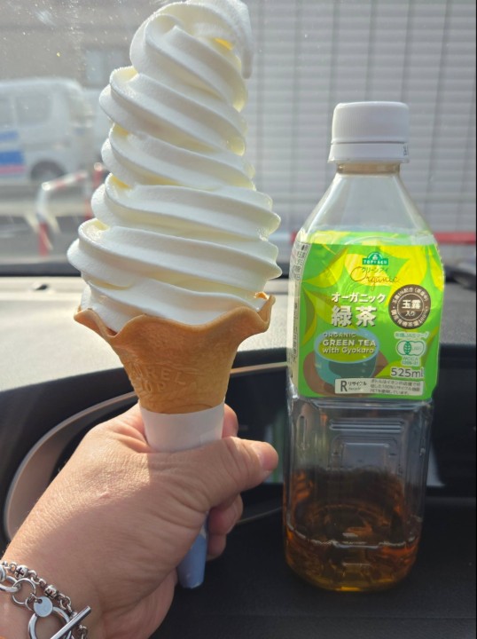 ペットボトルと並んでも……