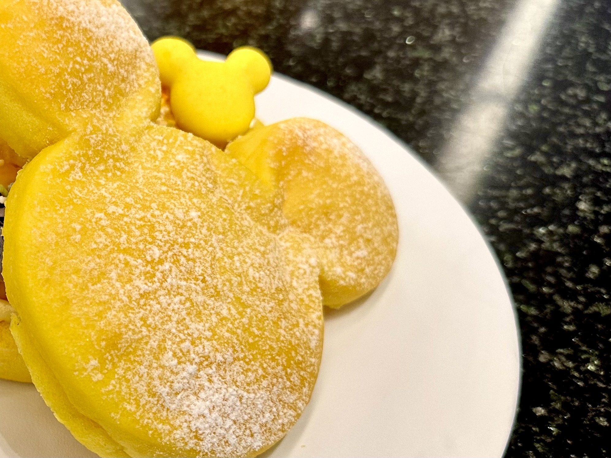 【夏ディズニー】2400円の「でっかいミッキーサンド」→中を見ると……　“想像を超える”限定メニューを食べてみた（1/3） | ディズニー ねとらぼ