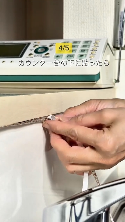 カウンター台にテープライトを貼っています