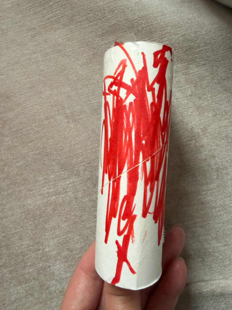 背面は元気よくザッと塗られた赤