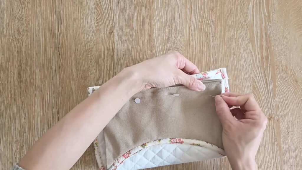 全体を所定のラインで谷折りしてマチ針を打つ