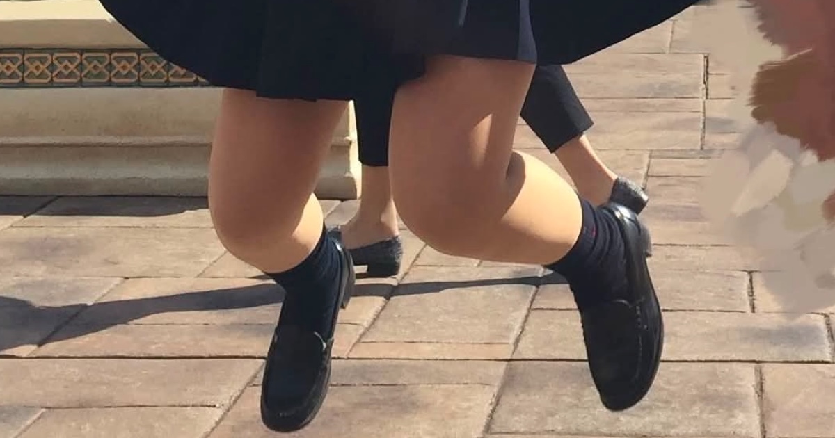 ディズニーで”卒業旅行”の写真を撮ったら……「こんなことある!?」　衝撃の“奇跡の1枚”に「すげー！」「これはアイコンにしたいレベル！」（1/2） | 写真 ねとらぼ