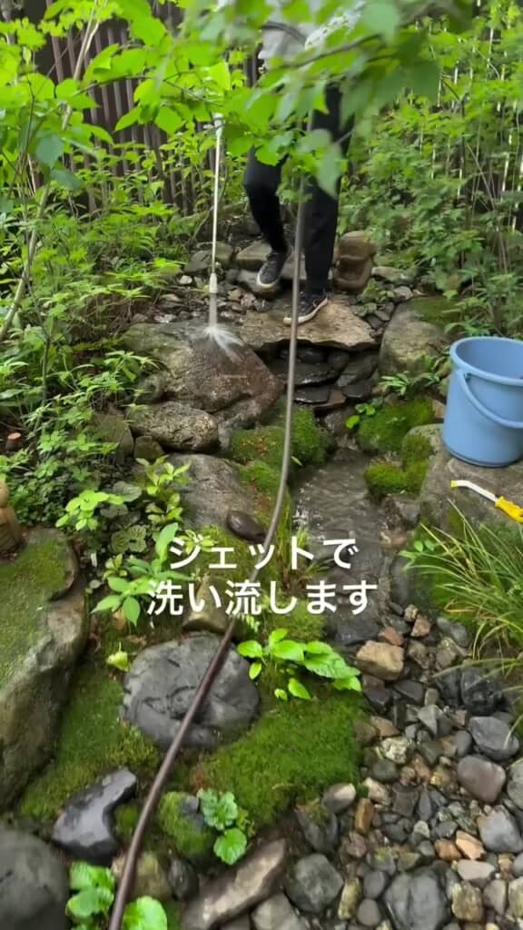 汚れを洗い流す様子