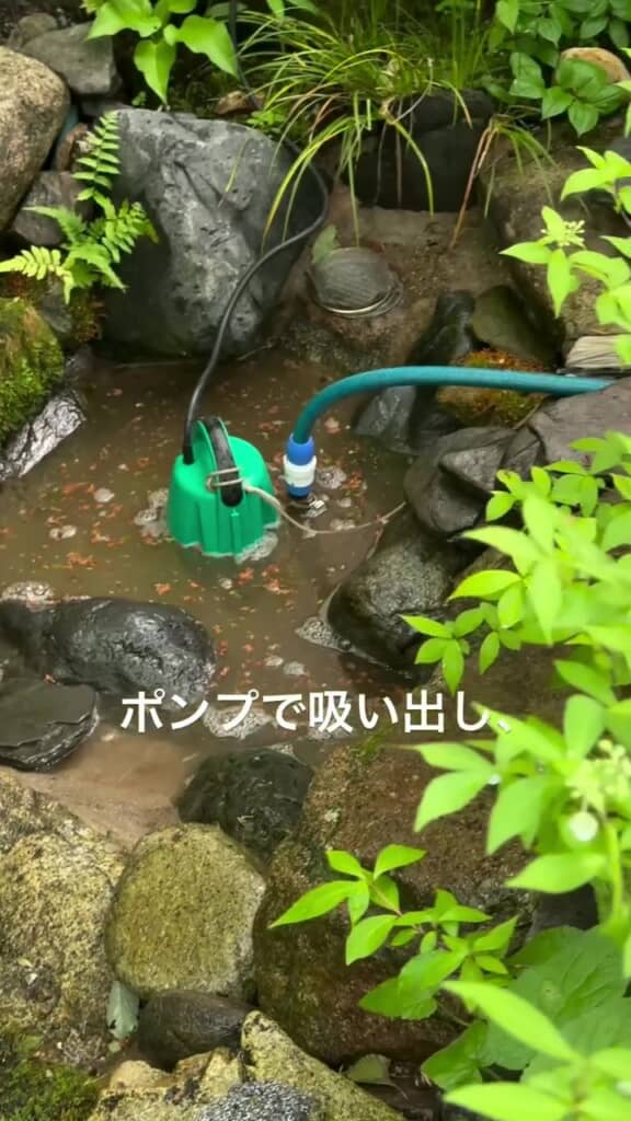 汚水をポンプで吸い出す