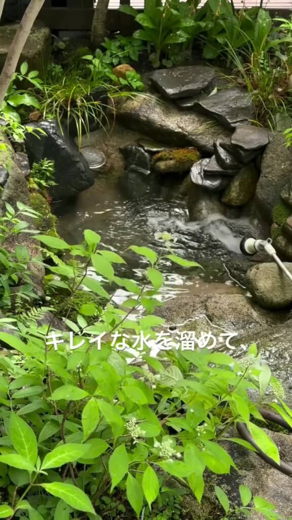 下流の池に水をためる