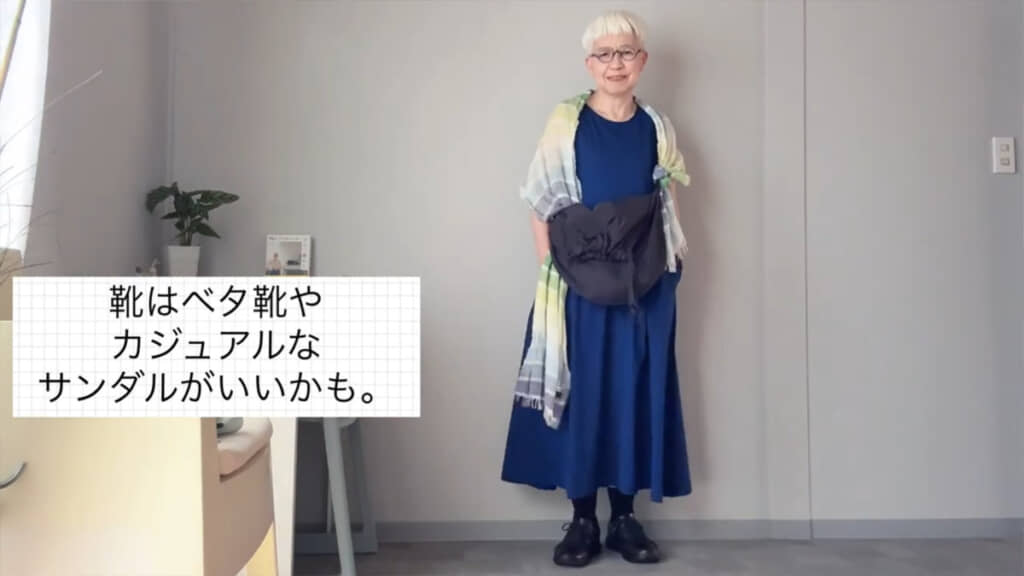 ショルダーバッグにロングスカーフの片方を結んだラフな着こなしアレンジ
