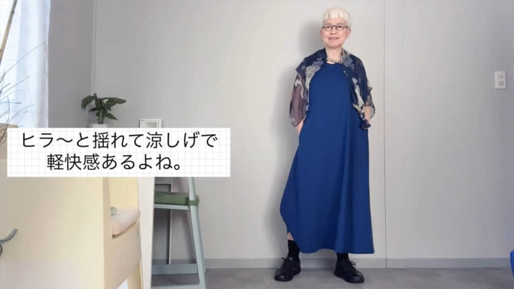 ひらりと揺れるスカーフが涼しげで夏らしさを感じます