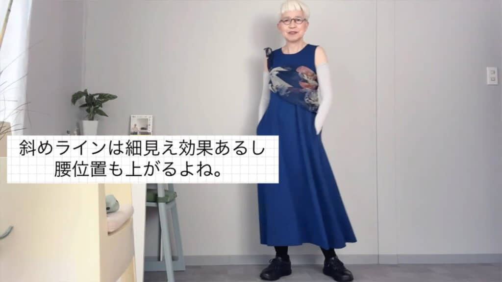 上半身にスカーフを巻いてワンピースの印象をチェンジ