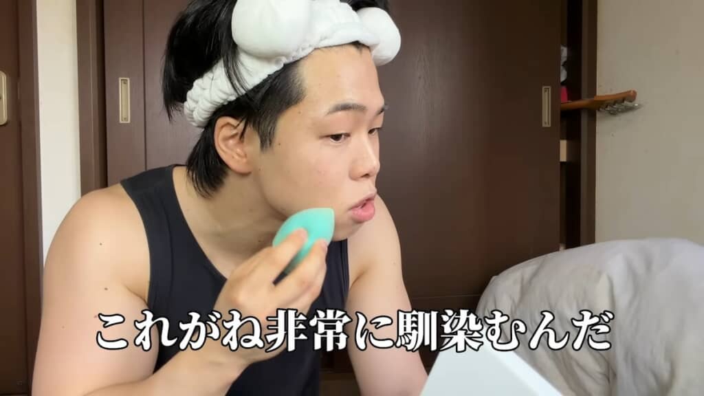 スポンジを使ってファンデーションをなじませます