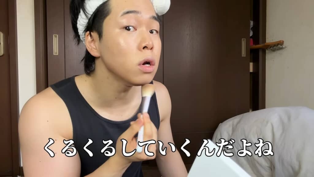 シェーディングはパウダーを筆でくるくるなじませるのが大事