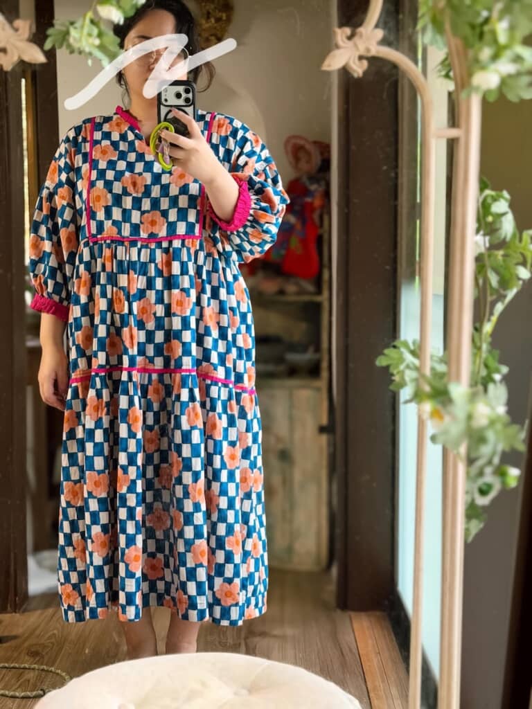 ワンピースに身を包んだよるさん。やや体が大きく見えてしまうかも
