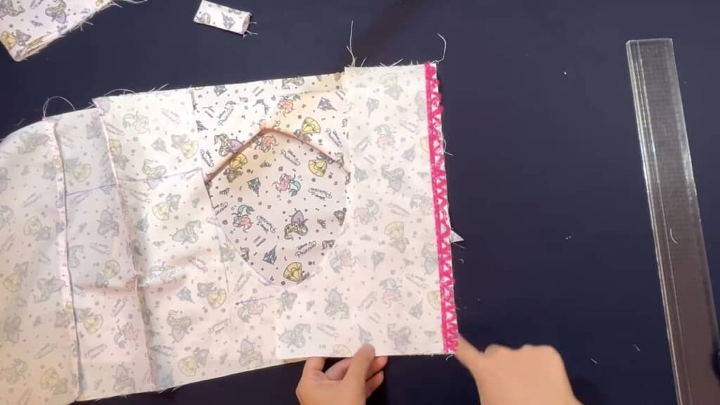 リボンを組み込んでから端を縫って帯状に
