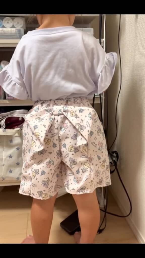 お尻に大きなリボンが付いた、かわいいキュロットに