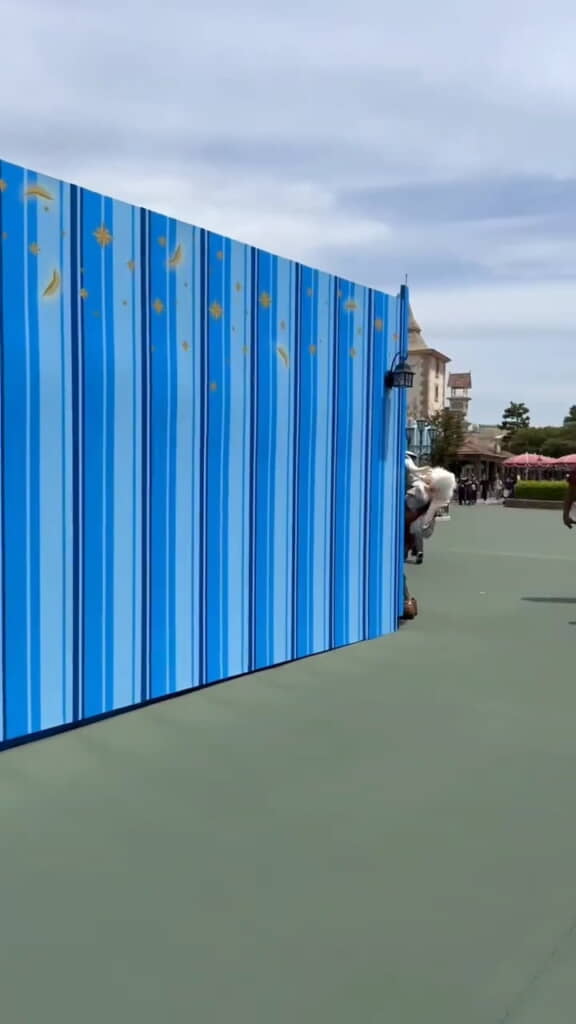 ひょこっ