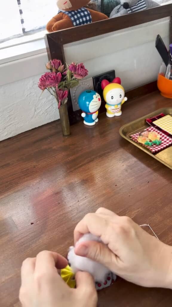 綿を詰めてからとじ、お手玉のような形に