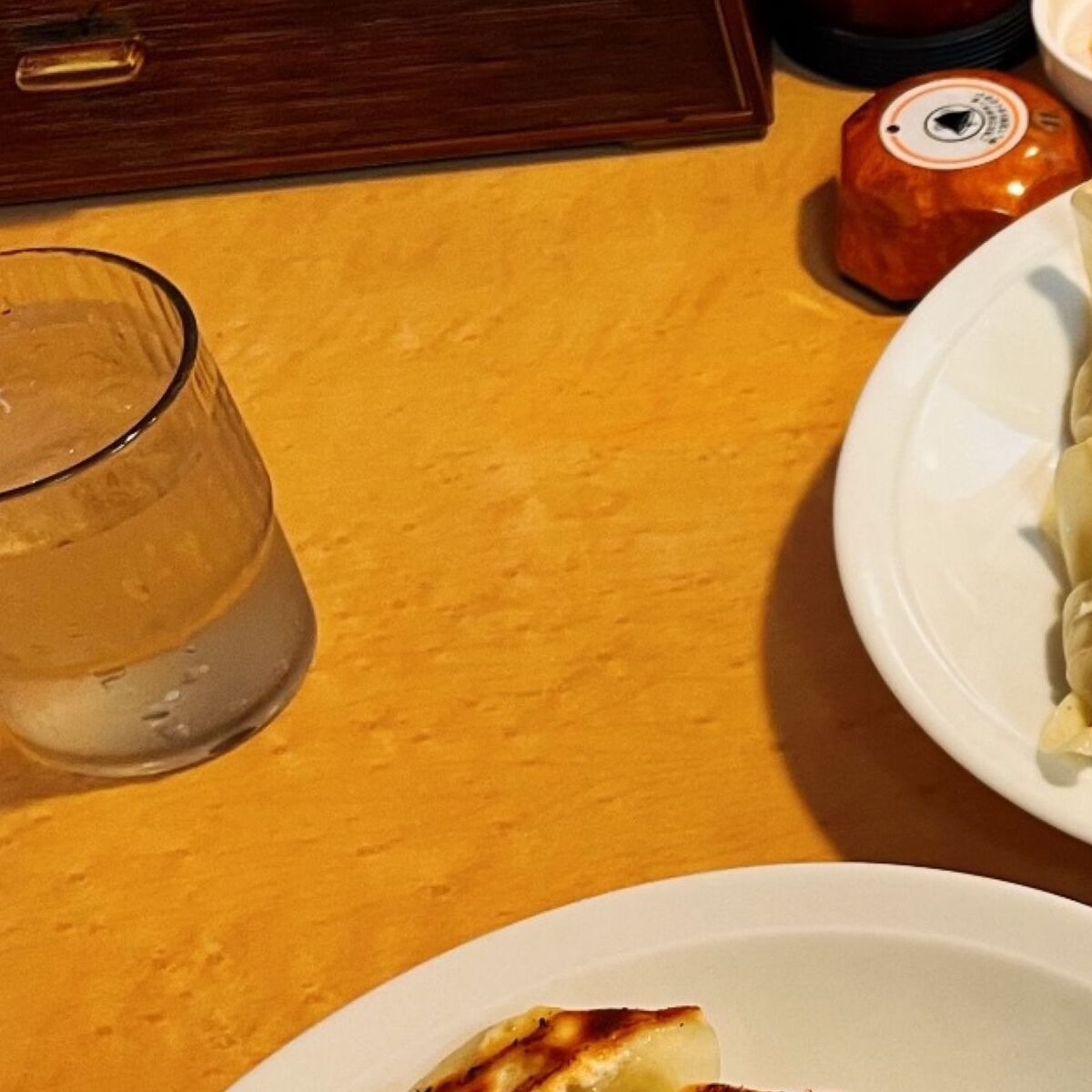 ラーメン屋で“餃子10”頼んだら→店員「じゅ？……10ですか？」　とんでもない光景に「餃子って飲み物でしたっけ？」 | ライフスタイル ねとらぼ