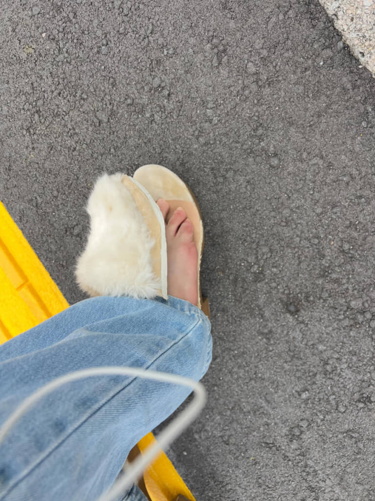 出先でダメになってしまったサンダル。これからどうすれば……