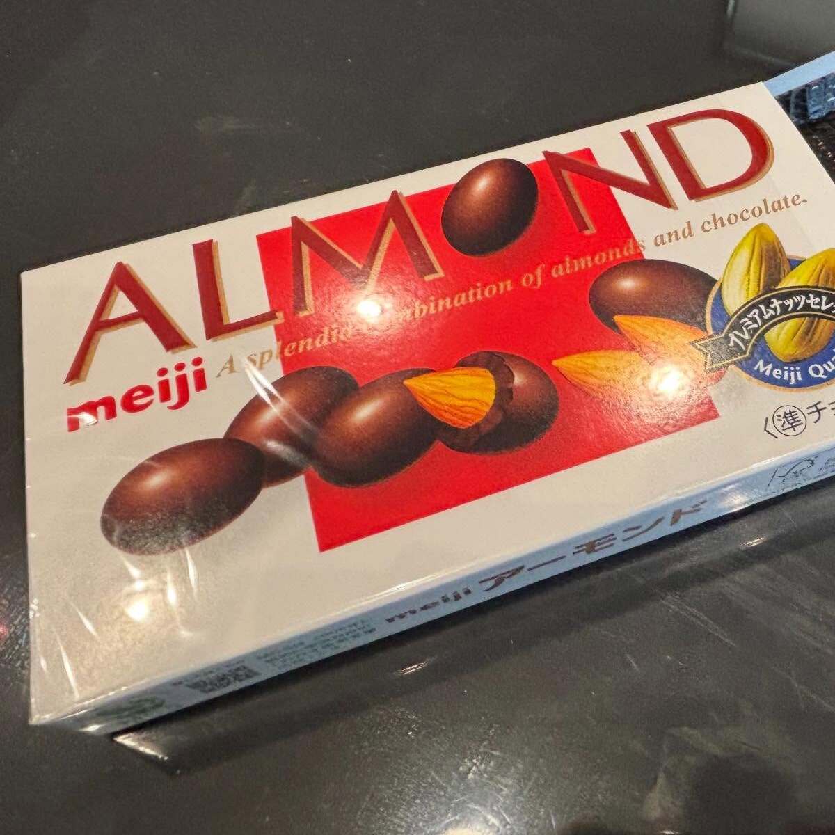 アーモンドチョコを食べようとしたら…… 「おかしい、さっき開けたばかりのはず……」まさかの中身に「ホラーですね」 | ライフスタイル ねとらぼ