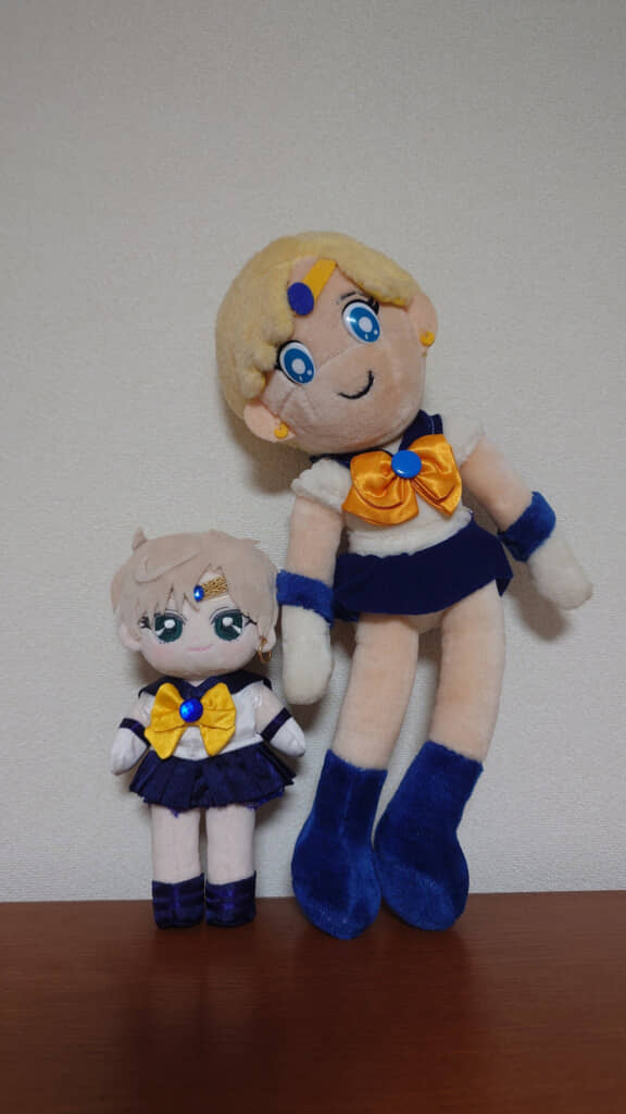 左が手作りぬいぐるみ、右が1990年代の公式グッズ