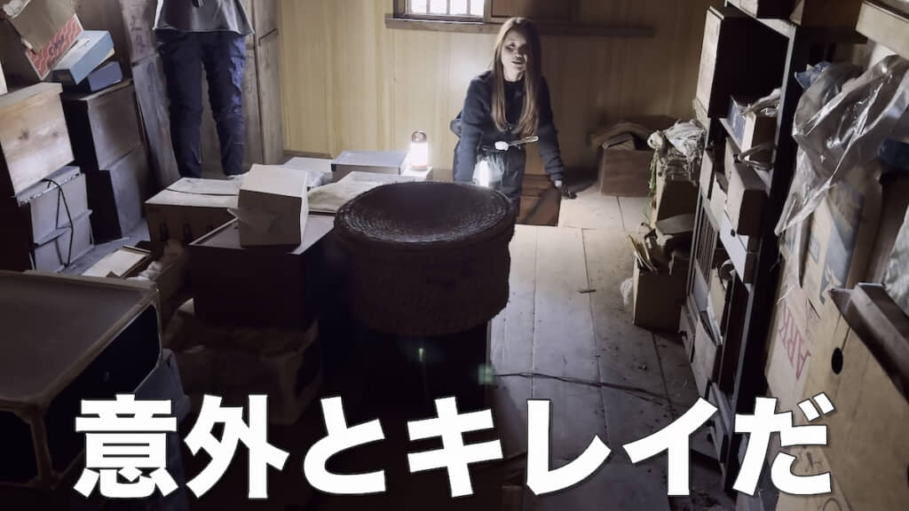 2階へ上がってきたゆきさん。背後の壁は数十年前に修繕した箇所