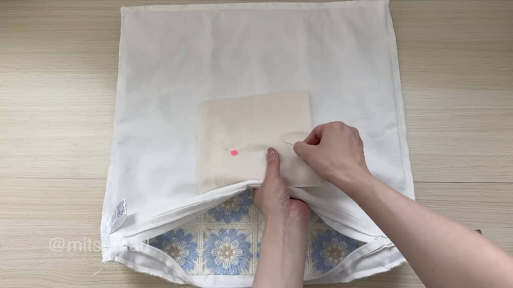 刺しゅうがない裏側の生地にポケットを取り付けます