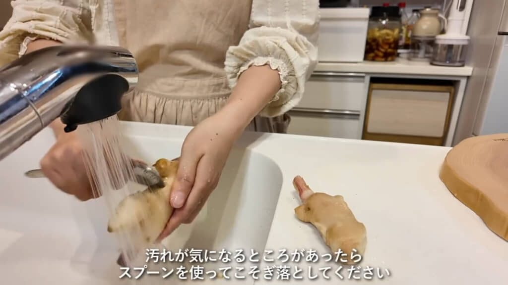 皮についた汚れを丁寧に落とします