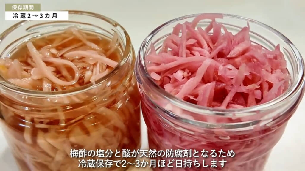完成した手作り紅ショウガ(左が白梅酢/右が赤梅酢)。半日でもしっかり赤く染まっています