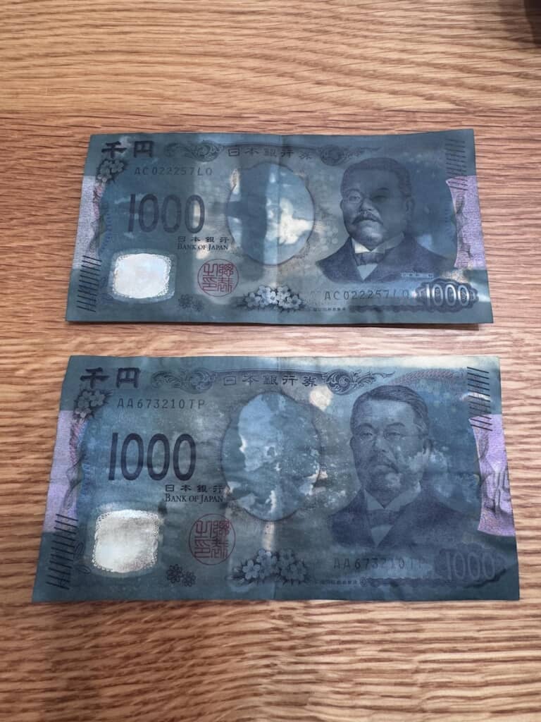 1000円札が真っ黒に……! しかしホログラムだけは汚れていません