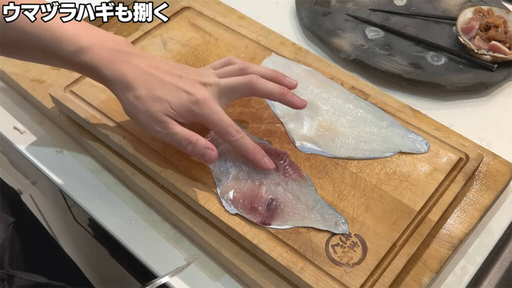 ウマヅラハギとキビレカワハギを比べると、身の色が大きく異なります