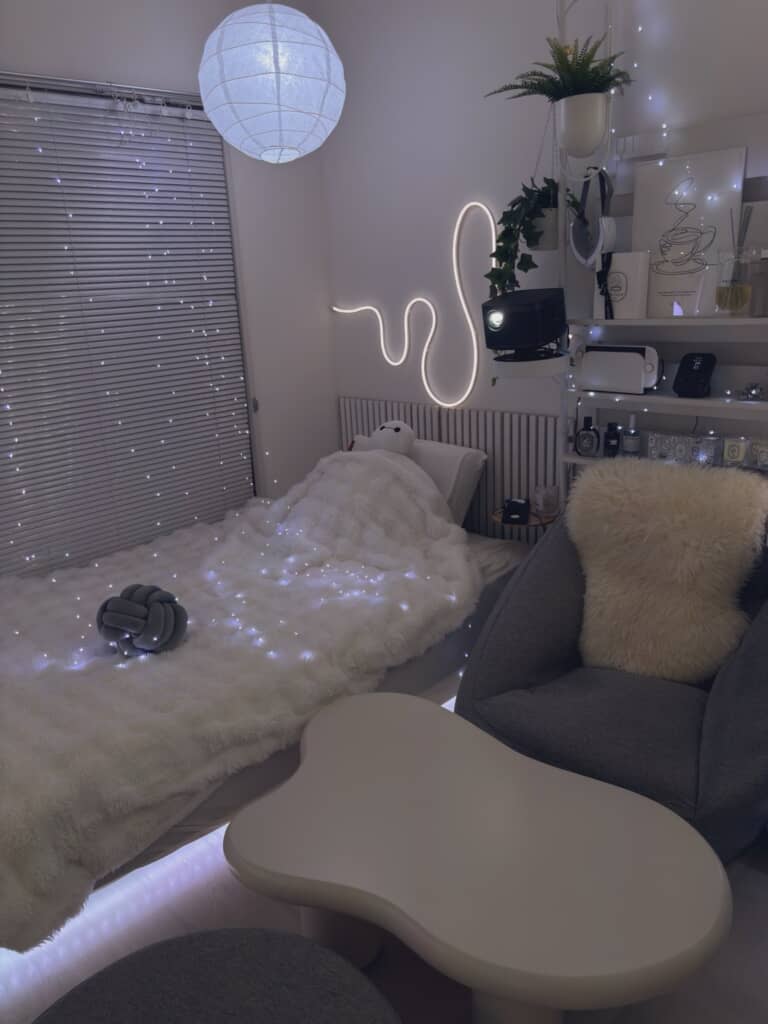 白をベースにしたインテリアとLED間接照明で近未来風の部屋に
