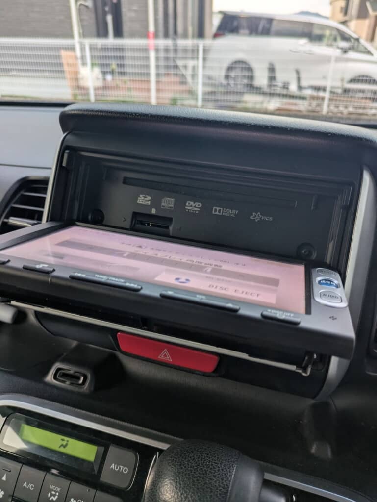 裏にディスク挿入口やSDカードスロットが！