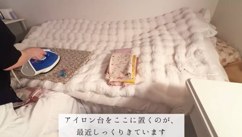 ベッドの上でアイロンをかけます